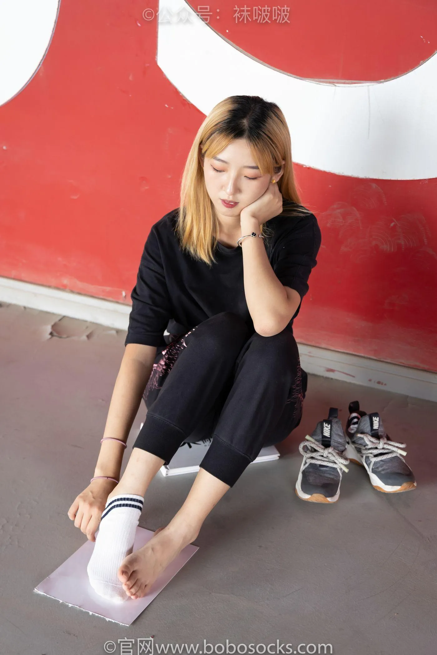 [BoBoSocks袜啵啵]NO.018 木木-运动鞋、白棉袜、裸足 [136P]插图4